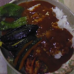 海老ホタテたっぷりの海鮮カレー！夏野菜のグリル乗せ